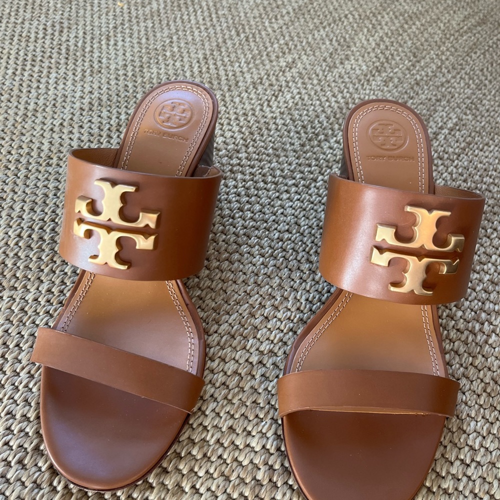 Brand new Tory Burch wedges size 8